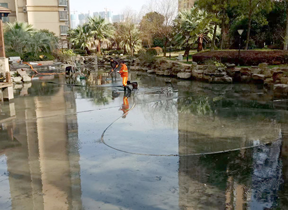 岳塘景观池淤泥清理