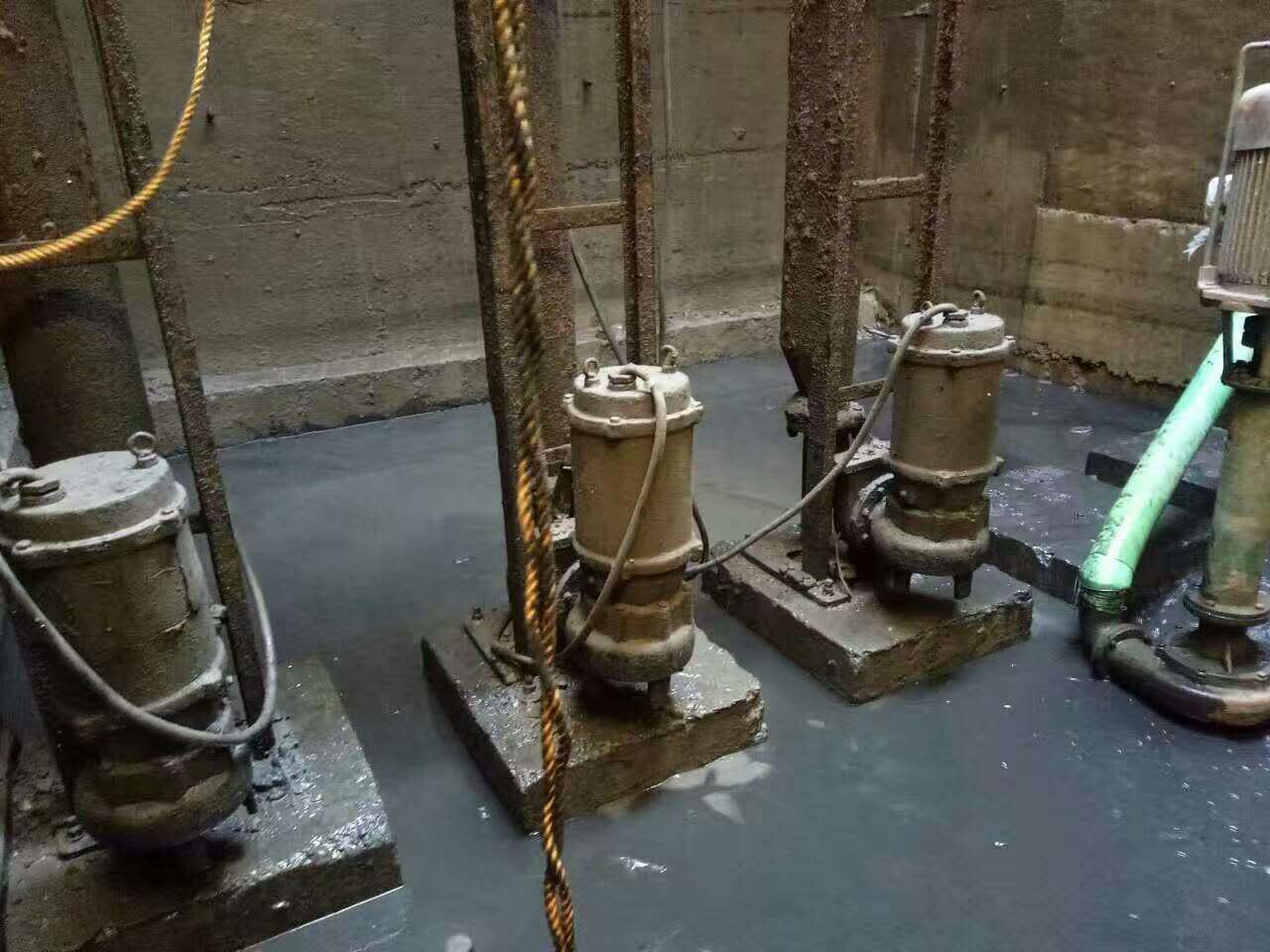 岳塘污水池清理