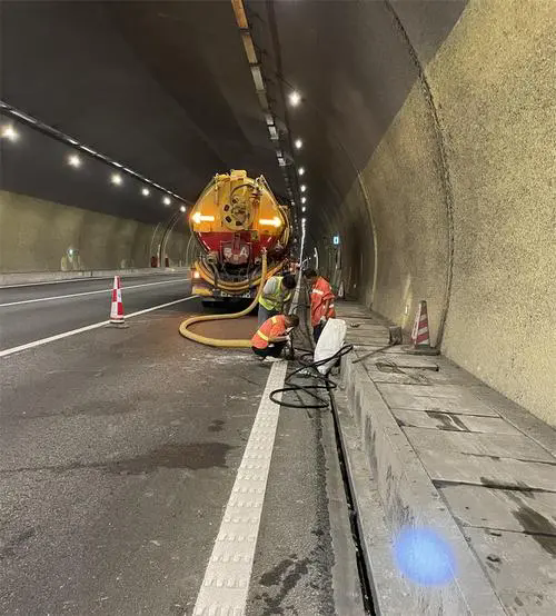 岳塘隧道排水渠清淤